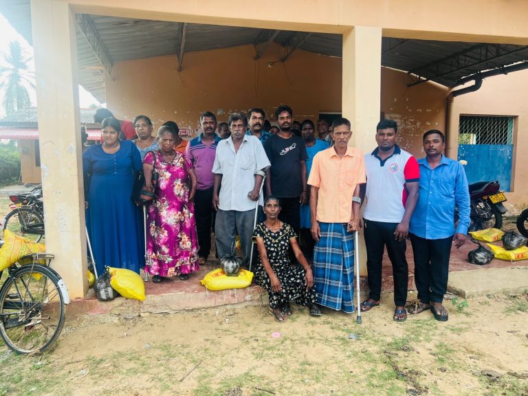 முல்லைத்தீவு மாவட்டத்தில் உலர் உணவு பொதிகள் வழங்கப்பட்டமை